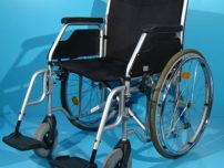 Scaun handicap dotat cu frane pentru pacient