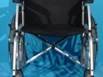 Scaun handicap dotat cu frane pentru pacient