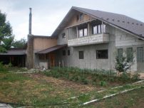 VILA DEOSEBITA - RAIU PE PAMANT