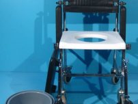 Scaun handicap cu WC Invacare