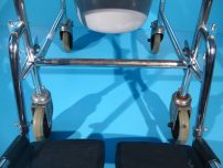 Scaun cu WC second hand Invacare cu mici defecte