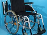 Reducere de 100 de lei la un scaun cu rotile handicap
