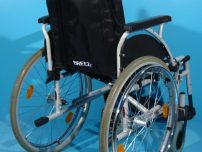 Reducere de 100 de lei la un scaun cu rotile handicap