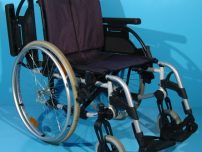 Scaunul rulant are schelet din aluminiu Breezy / latime sezut 45 cm