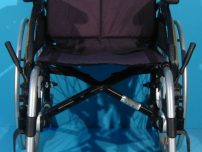 Scaunul rulant are schelet din aluminiu Breezy / latime sezut 45 cm