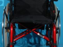 Scaun handicap dotat cu frane pentru pacient din aluminiu