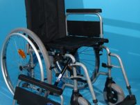 Scaunul rulant are schelet din otel second hand Invacare