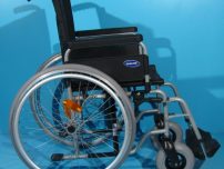 Scaunul rulant are schelet din otel second hand Invacare