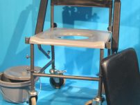 Scaun cu WC handicap de la Invacare- gri inchis