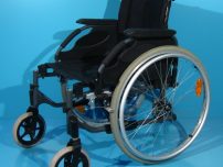 Scaun cu rotile second hand fara suportii de picioare/latime sezut 45 cm